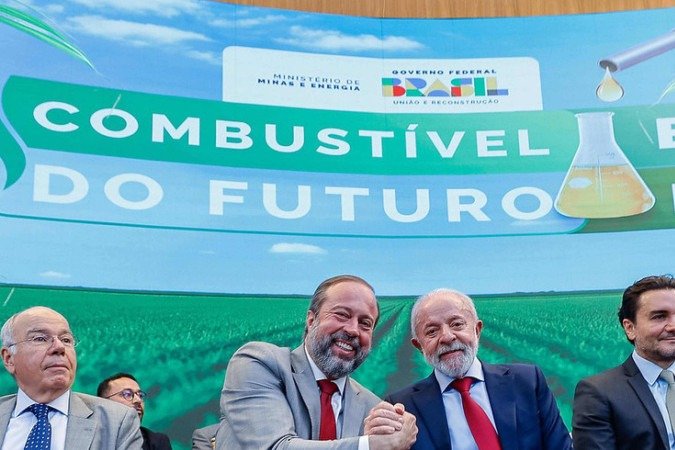 Lula e Silveira durante reunião do Conselho Nacional de Política Energética (CNPE): mistura de etanol na gasolina passará de 27,5% para 30%, enquanto o teor de biodiesel no diesel subirá de 14% para 15% - (crédito: Claudio Kbene/ PR) Lula e Silveira durante reunião do Conselho Nacional de Política Energética (CNPE): mistura de etanol na gasolina passará de 27,5% para 30%, enquanto o teor de biodiesel no diesel subirá de 14% para 15% - (crédito: Claudio Kbene/ PR)