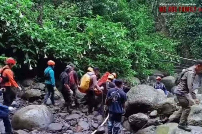 Socorristas içam o corpo de Juliana Marins - (crédito: Instagram/Basarnas) Socorristas içam o corpo de Juliana Marins - (crédito: Instagram/Basarnas)