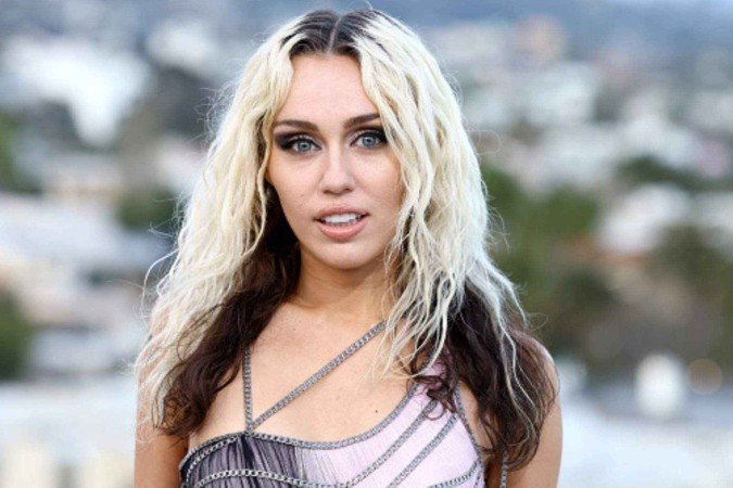 Naomi Campbell defende Miley Cyrus após críticas de fãs -  (crédito: TMJBrazil)