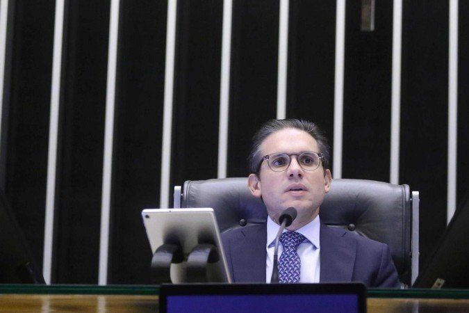 Hugo Motta, presidente da Câmara, anuncia em rede social a votação do projeto que derruba aumento do IOF. Governo esperava articulação prévia com o Congresso -  (crédito: Kayo Magalhães/Câmara dos Deputados)