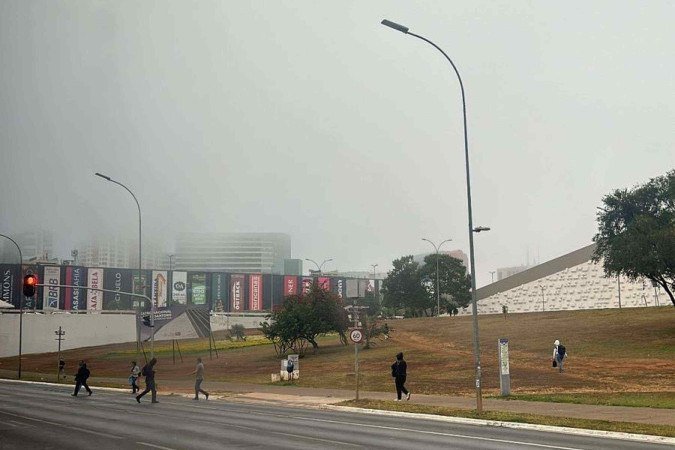Neblina e frio tomam conta do Distrito Federal na manhã desta quarta-feira (25)