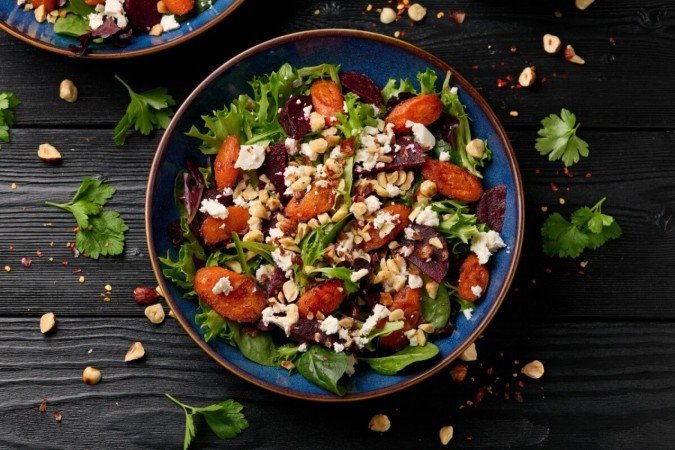 Salada morna de beterraba com cenoura, queijo feta e avelãs (Imagem: DronG | Shutterstock) - (crédito: EdiCase) Salada morna de beterraba com cenoura, queijo feta e avelãs (Imagem: DronG | Shutterstock) - (crédito: EdiCase)