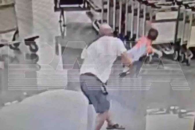 Homem atirou bebê de dois anos no chão do aeroporto - (crédito: Baza/east2west news) Homem atirou bebê de dois anos no chão do aeroporto - (crédito: Baza/east2west news)