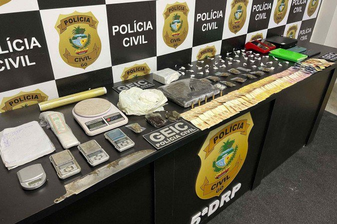 Além dos entorpecentes, foram encontrados materiais para preparo e venda das drogas -  (crédito: PMDF)