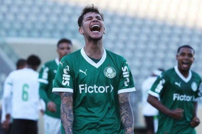 Palmeirenses celebram gol no triunfo sobre o América-MG -  (crédito: Foto: Fabio Menotti/Palmeiras)