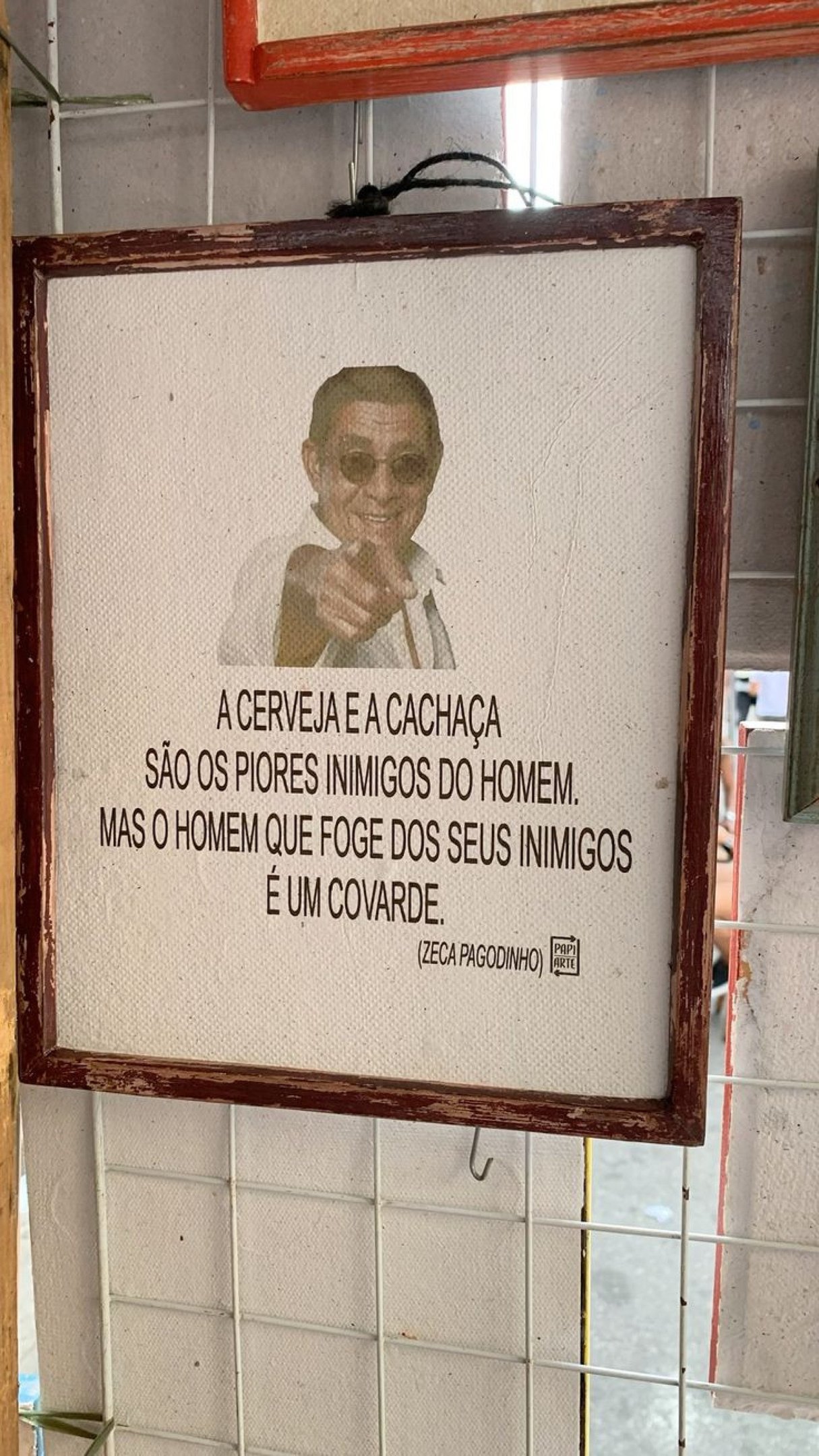A mistura de frases divertidas, motivacionais e arte gr&aacute;fica pode deixar o ambiente mais leve e descontra&iacute;do