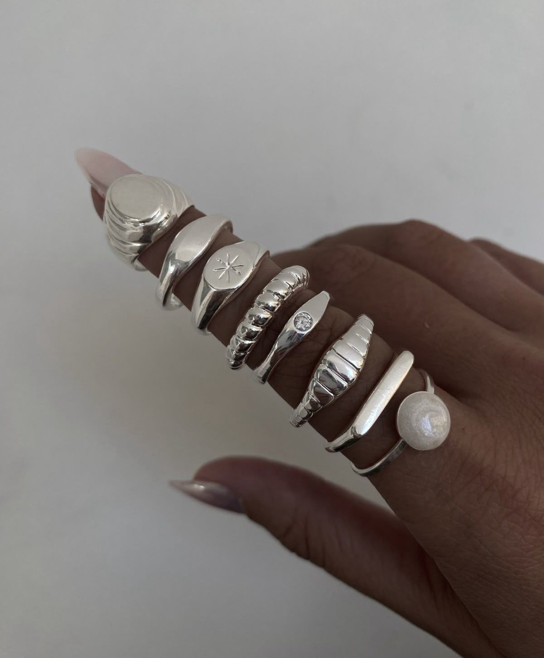 Há aqueles que adoram uma extravagância e utilizam vários anéis em um só dedo