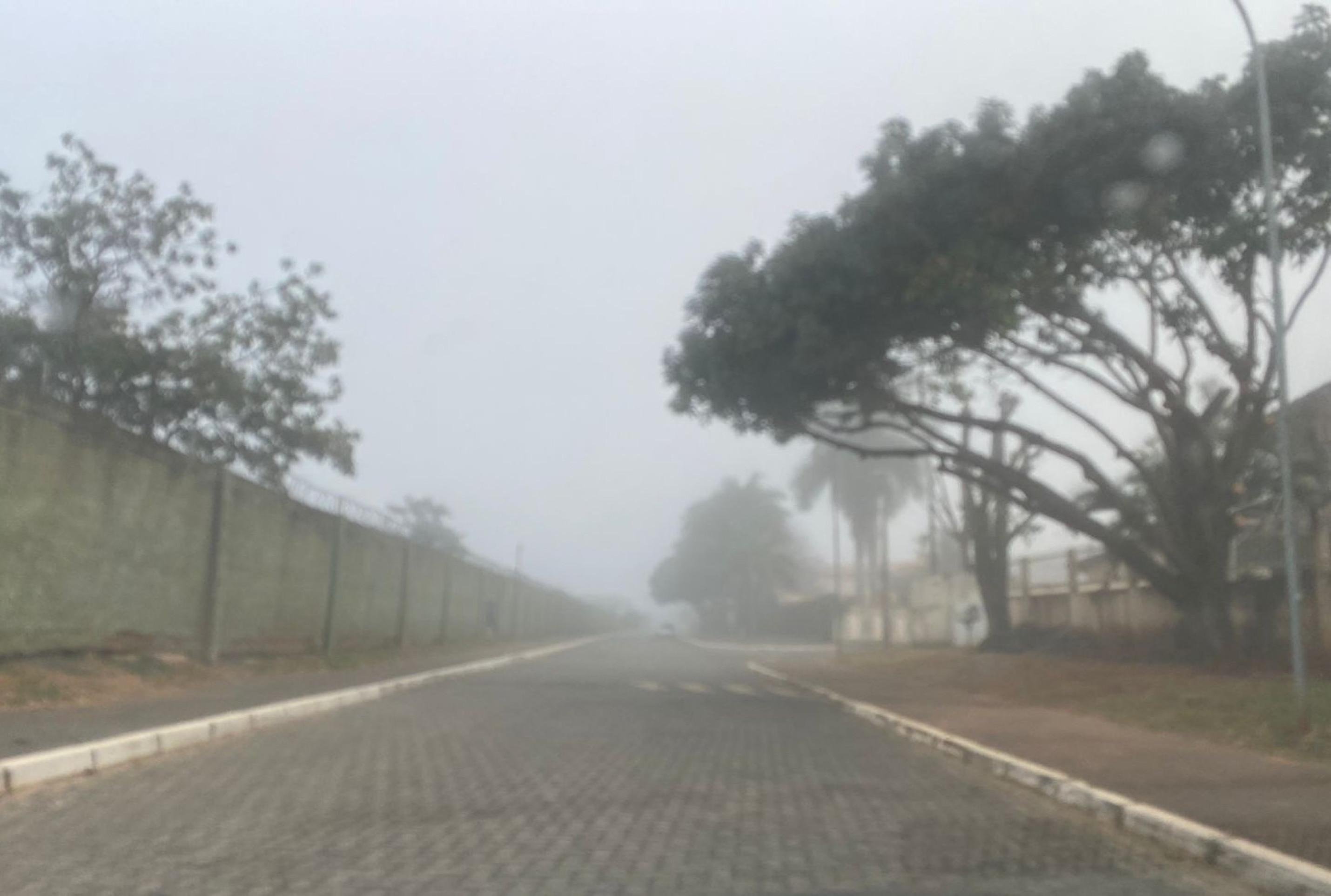 Neblina no DF dificulta a visão dos motoristas nas primeiras horas do dia 
