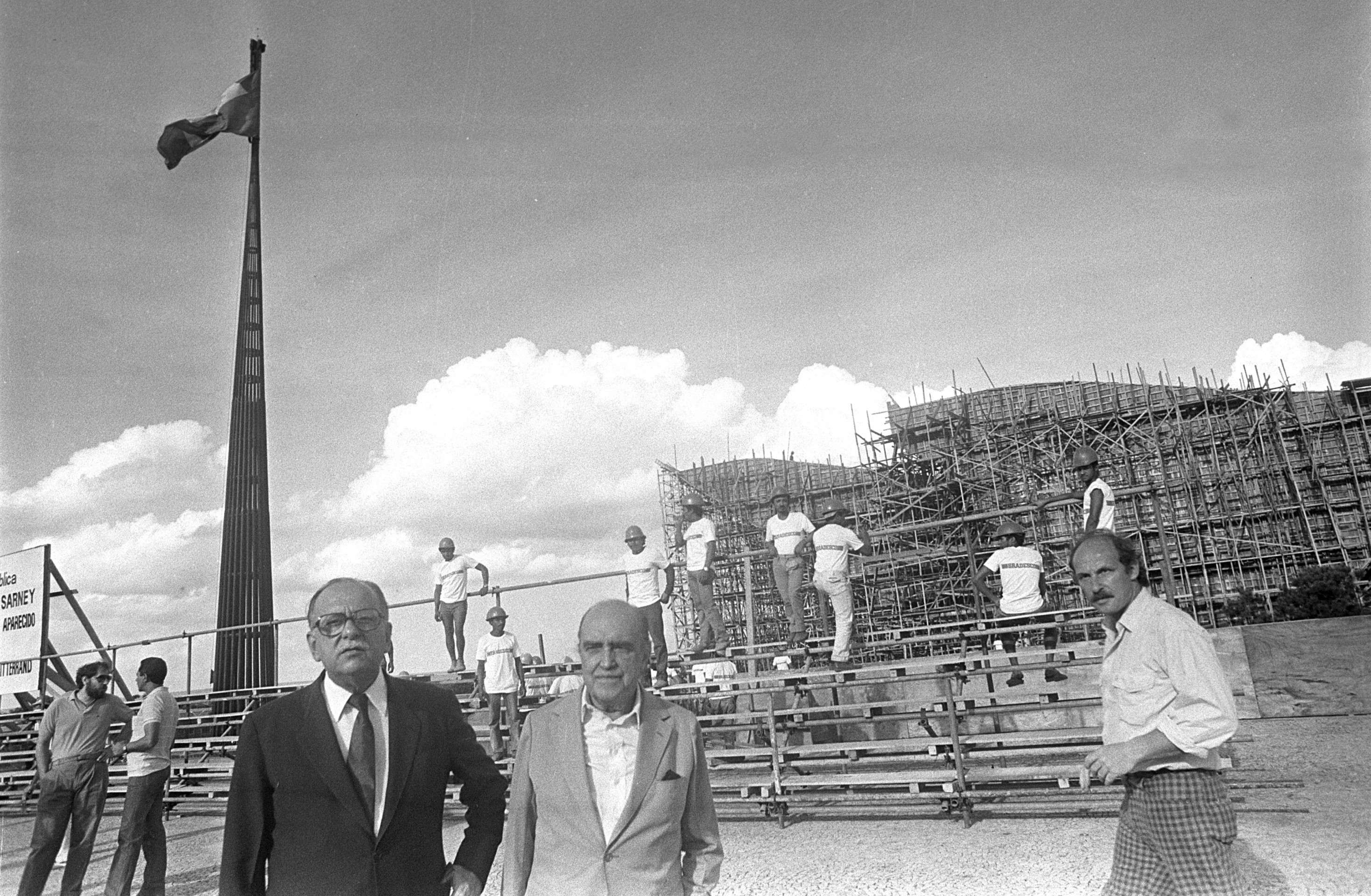 Governador José Aparecido e arquiteto Oscar Niemeyer visitando a construção do Panteão da Pátria na Praça dos Três Poderes