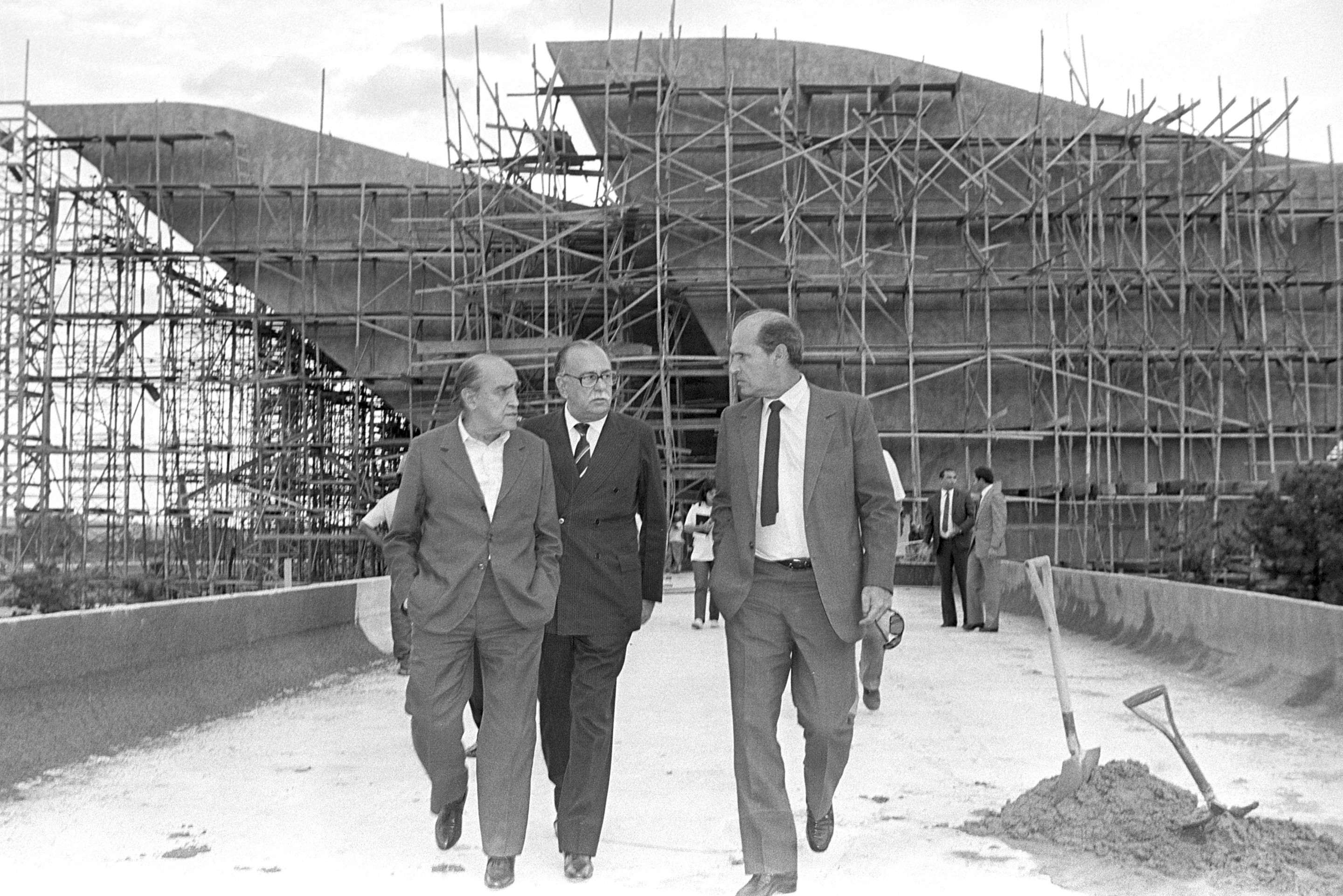 Arquiteto Oscar Niemeyer, governador José Aparecido e arquiteto Carlos Magalhães visitando a construção do Panteão da Pátria na Praça dos Três Poderes