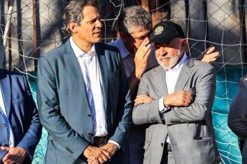  Haddad e Lula em evento em São Paulo: ministro da Fazenda diz que discutirá com o presidente a eventual judicialização do IOF -  (crédito: Taba Benedicto/Estadão Conteúdo)