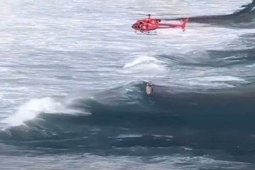 Mulher é resgatada após cair em alto mar no Rio - (crédito: Reprodução/CBMRJ) Mulher é resgatada após cair em alto mar no Rio - (crédito: Reprodução/CBMRJ)