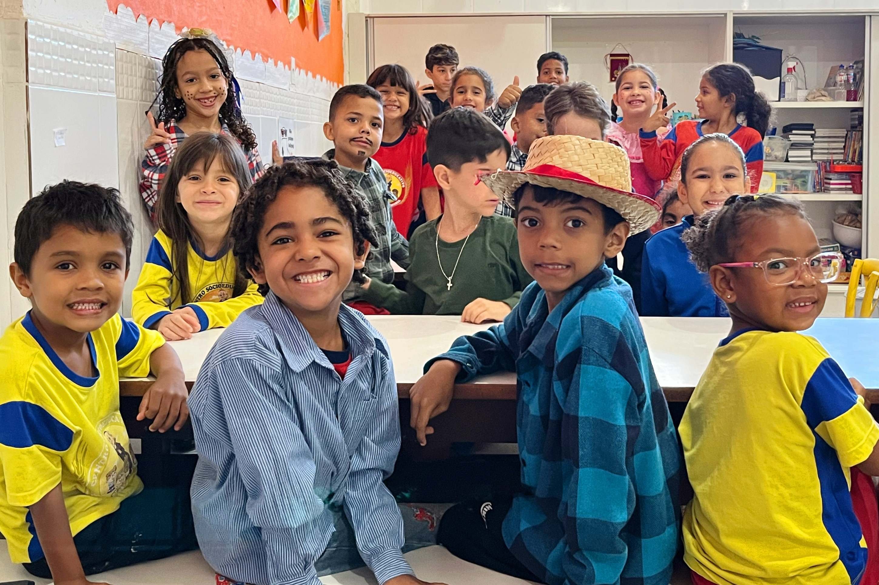 No Santo An&iacute;bal as crian&ccedil;as desenvolvem atividades art&iacute;sticas, como teatro e m&uacute;sica