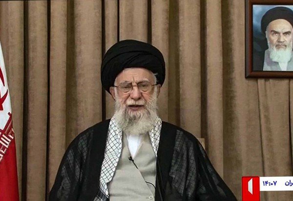 Aaiatolá Ali Khamenei fala em rede nacional de tevê e diz que Irã esbofeteou os EUA 