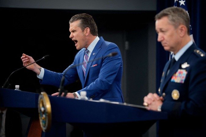 Pete Hegseth (E), secretário da Defesa, e o general Dan Caine (D), chefe do Estado-Maior: tentativa de apagar incêndio no governo dos EUA 