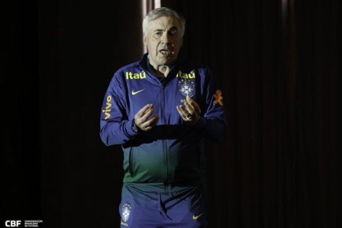 Ancelotti em conversa com jogadores pelas Eliminatórias -  (crédito: Foto: Rafael Ribeiro / CBF)