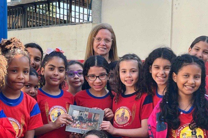 Dione Gaudino e algumas das crianças do Santo Aníbal, que recebe adolescentes de até 17 anos