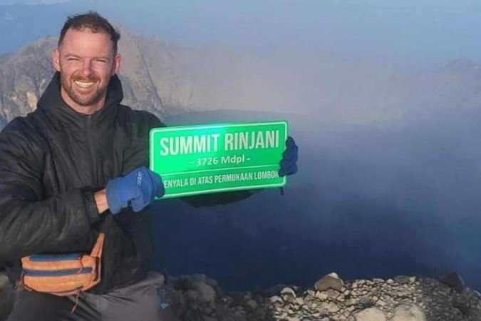 Em vídeo postado nas redes sociais de Farrell, é possível ver o rochedo onde ele se agarrou para interromper a queda - (crédito: @farrellpaulo via Instagram/Arquivo pessoal) Em vídeo postado nas redes sociais de Farrell, é possível ver o rochedo onde ele se agarrou para interromper a queda - (crédito: @farrellpaulo via Instagram/Arquivo pessoal)