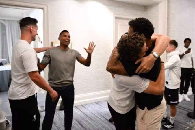 Danilo e Alex Sandro, do Flamengo, com ex-companheiros da Juventus - (crédito: Foto: Divulgação) Danilo e Alex Sandro, do Flamengo, com ex-companheiros da Juventus - (crédito: Foto: Divulgação)