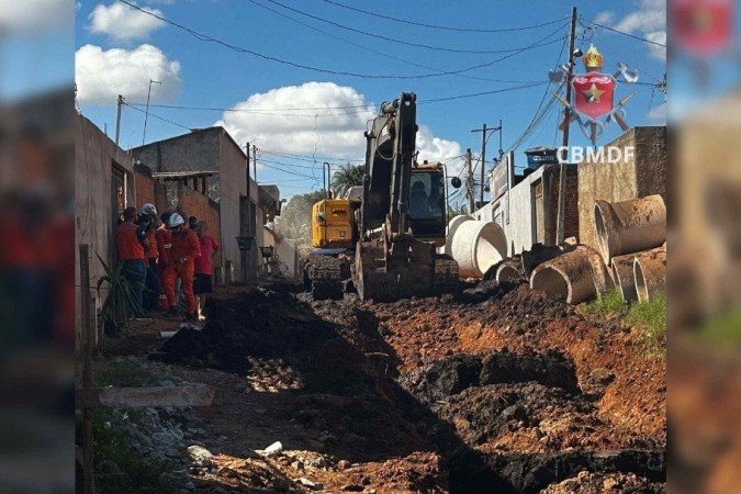 Após uma avaliação inicial, que identificou risco iminente de desabamento em casas vizinhas - (crédito: Divulgação/CBMDF) Após uma avaliação inicial, que identificou risco iminente de desabamento em casas vizinhas - (crédito: Divulgação/CBMDF)