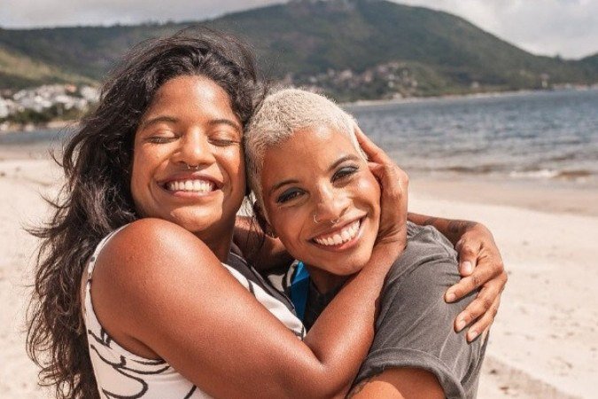 Oposição atacou governo por não se prontificar a repatriar o corpo de Juliana (abraçada à irmã Mariana) - (crédito: Instagram pessoal) Oposição atacou governo por não se prontificar a repatriar o corpo de Juliana (abraçada à irmã Mariana) - (crédito: Instagram pessoal)