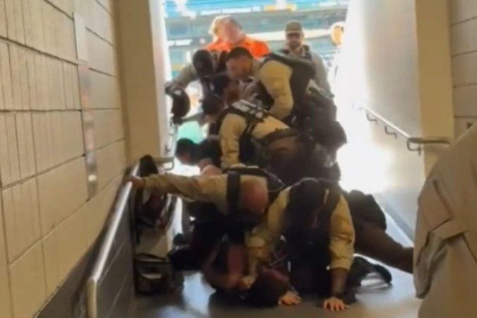 Abordagem em prisão de torcedores do Fluminense nos EUA causa polêmica - (crédito: Foto: Reprodução) Abordagem em prisão de torcedores do Fluminense nos EUA causa polêmica - (crédito: Foto: Reprodução)