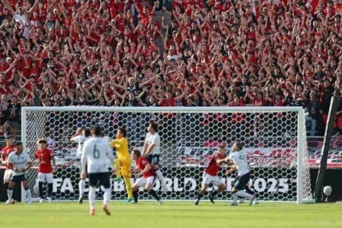 Torcida do Urawa faz grande festa, mesmo acompanhando o ataque letal do Monterrey, que fez 3 a 0 - (crédito: Foto: Divulgação / FIFA) Torcida do Urawa faz grande festa, mesmo acompanhando o ataque letal do Monterrey, que fez 3 a 0 - (crédito: Foto: Divulgação / FIFA)