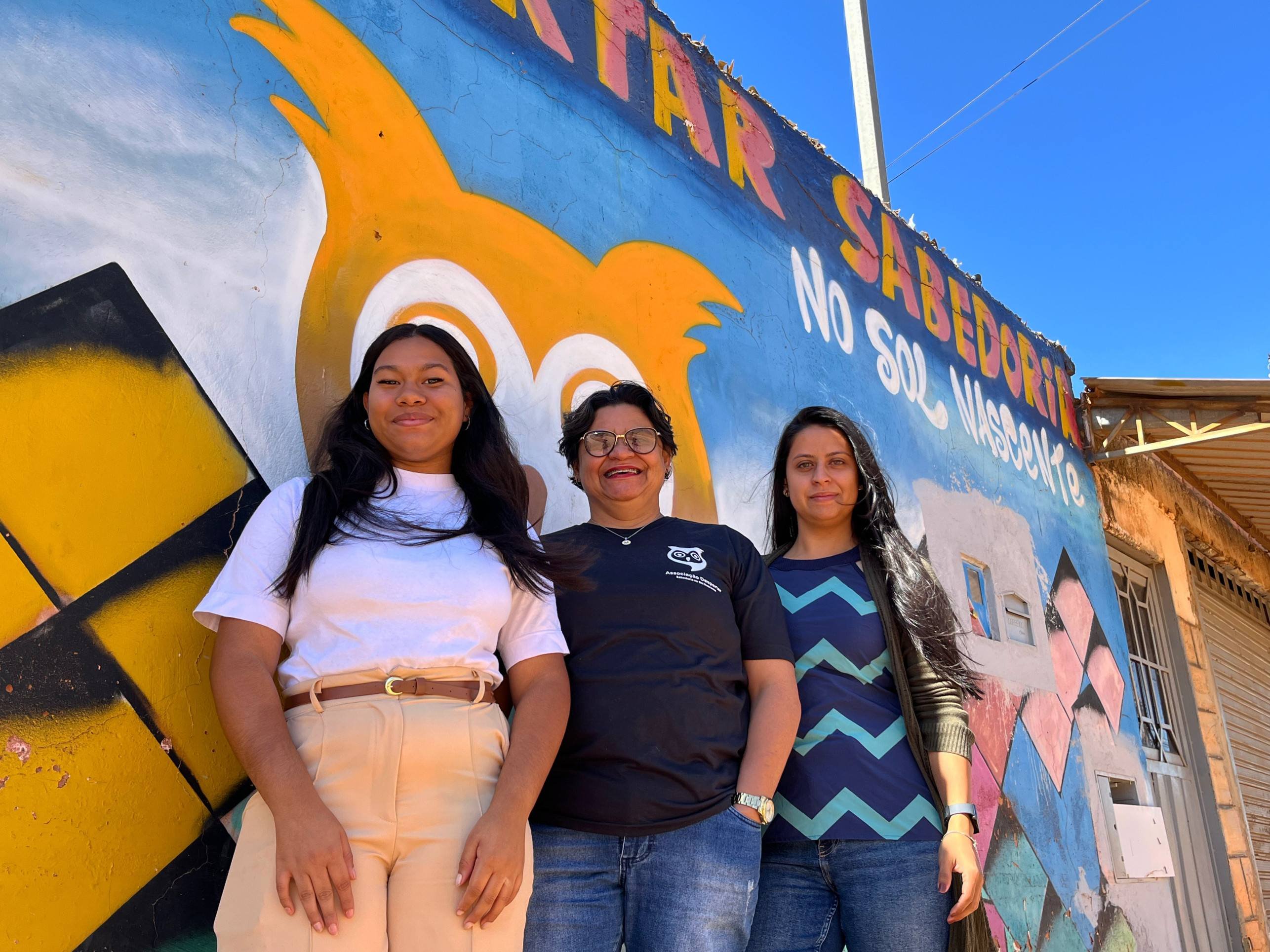 Da esquerda para direita, Joyce Kelly, Margarida Minervino e Paloma Mel, em frente ao Despertar Sabedoria