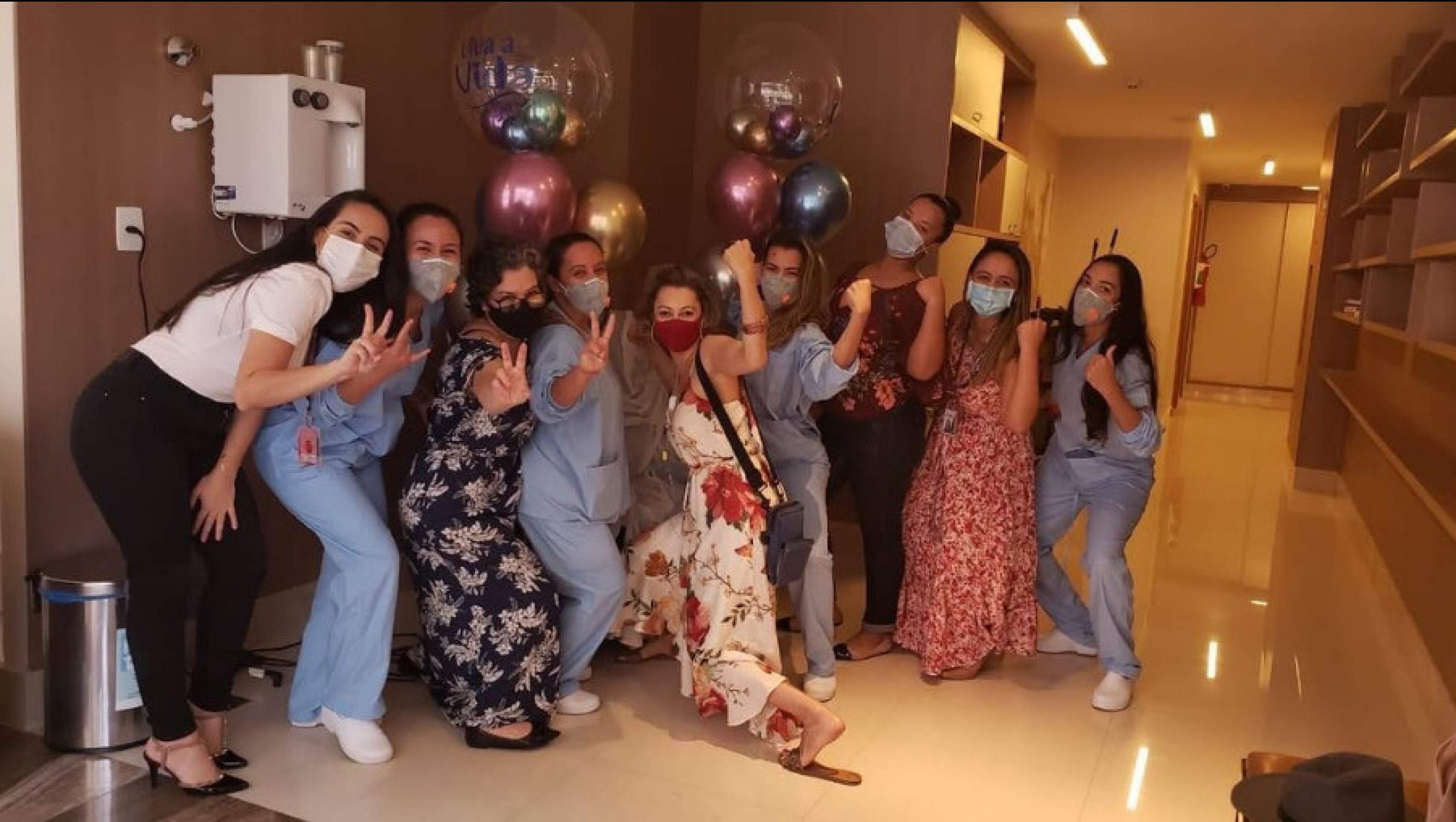  Camila Galdino em sua última quimioterapia. 