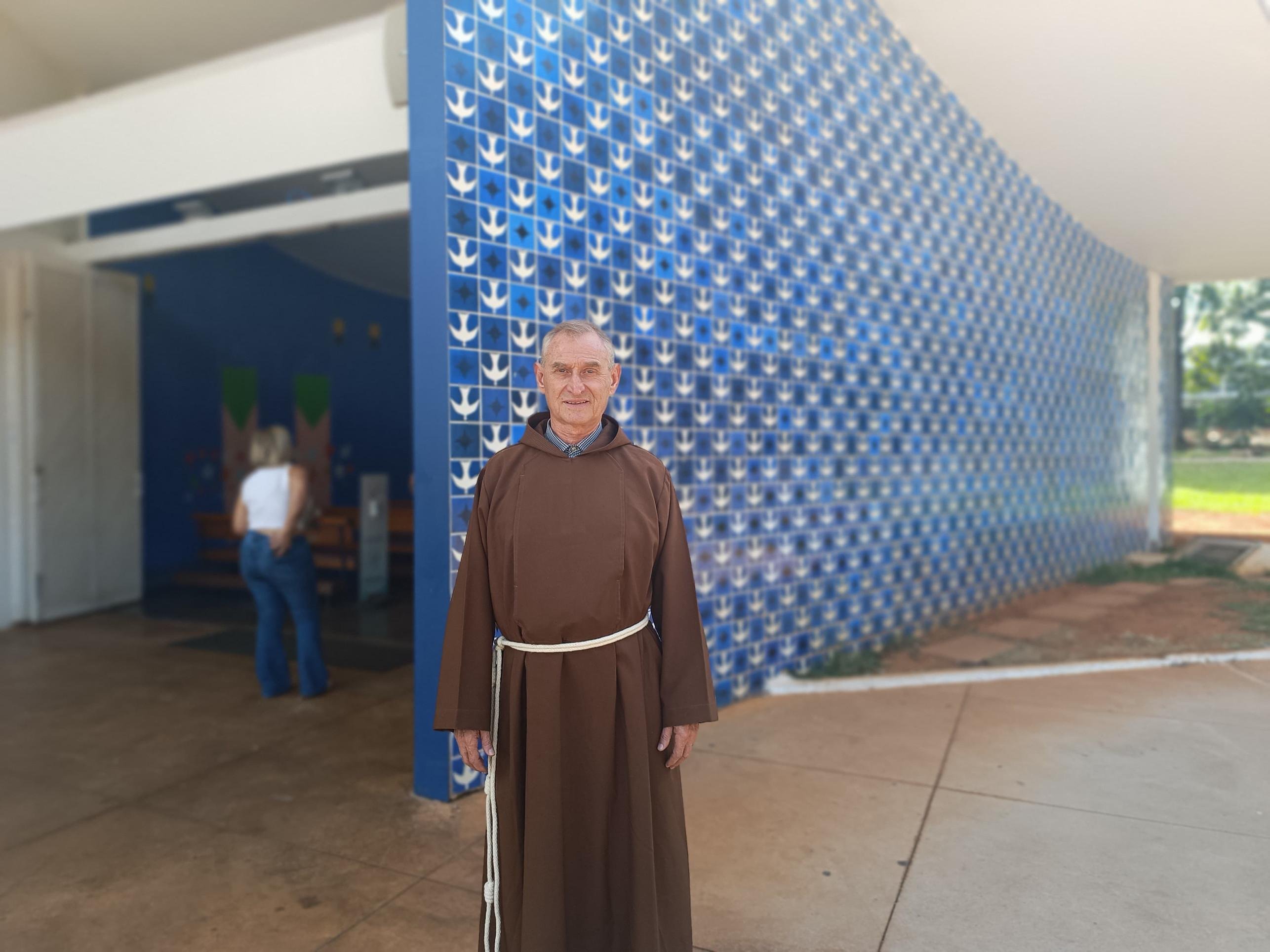 Frei Moacir Casagrande relembra origem da capela.