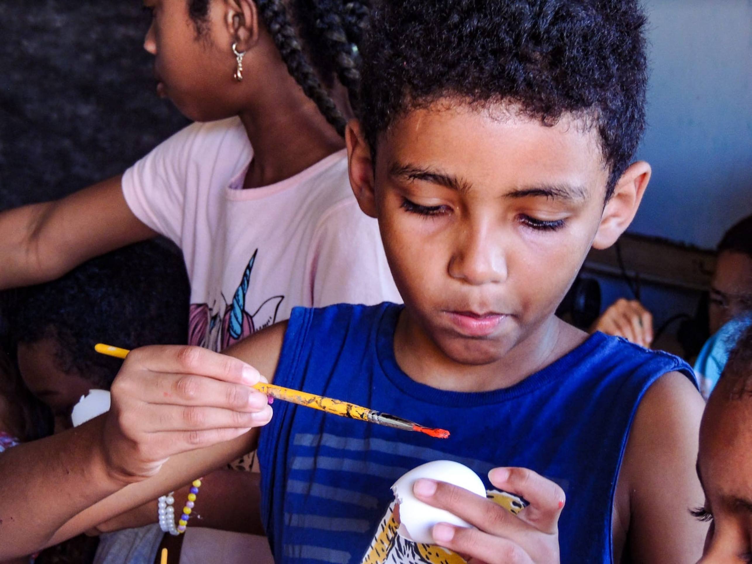 A Despertar Sabedoria realiza atividades educacionais focadas na leitura e artesanato