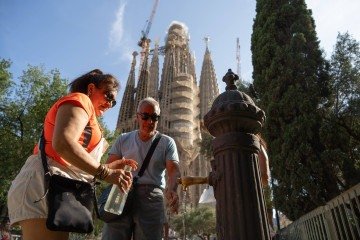 A fonte pública de água em frente à Basílica da Sagrada Família, em Barcelona, A fonte pública de água em frente à Basílica da Sagrada Família, em Barcelona,
