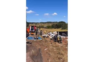 O acidente envolveu um carro e duas carretas - (crédito: Divulgação/CBMGO) O acidente envolveu um carro e duas carretas - (crédito: Divulgação/CBMGO)