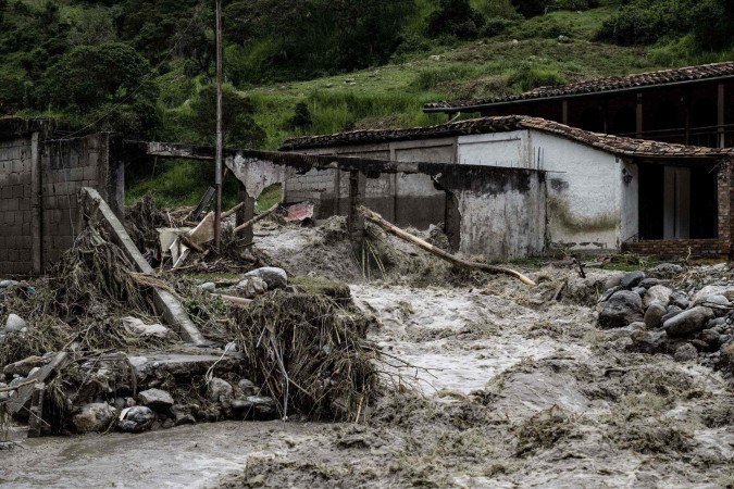 Enchentes provocam queda de pontes e deixam desabrigados na Venezuela 