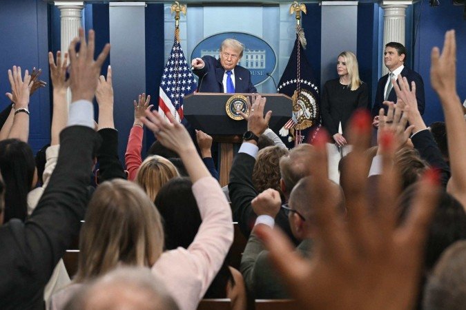 Trump responde a perguntas de jornalistas na sala de imprensa da Casa Branca: governo com menos interferência da Justiça  -  (crédito: Andrew Caballero-Reynolds/AFP)