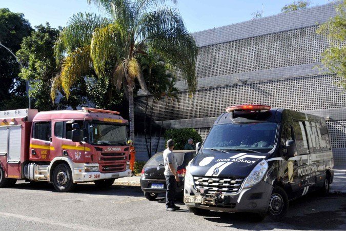 Defesa Civil realizou uma inspeção no prédio para avaliar possíveis danos estruturais - (crédito: Marcelo Ferreira/CB/D.A Press) Defesa Civil realizou uma inspeção no prédio para avaliar possíveis danos estruturais - (crédito: Marcelo Ferreira/CB/D.A Press)