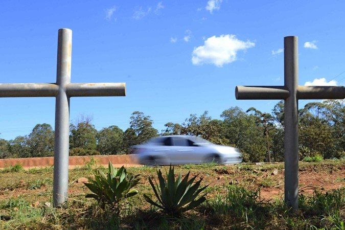 Cruzes de ferro, sem identificação, instaladas na DF-001, km 251, próximas à Avenida 26 de Setembro. Mesmo com as reformas, que duplicaram as pistas e melhoraram a sinalização, não há acostamento