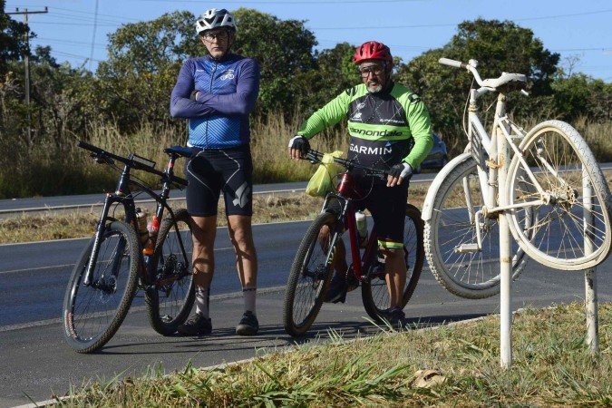 Geraldo Gomes (à esquerda) e Eduardo Fernandes lamentam a morte de colegas ciclistas nas BRs que cruzam o DF. "Competição com os carros". Ao lado, a ghost bike de Armando Leite de Santana