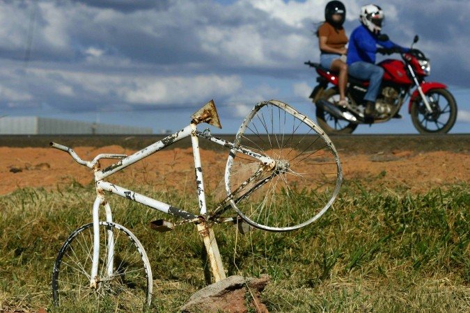 Na BR-020, em Sobradinho, uma ghost bike retorcida foi instalada - (crédito: Fotos: Marcelo Ferreira/CB/D.A Press) Na BR-020, em Sobradinho, uma ghost bike retorcida foi instalada - (crédito: Fotos: Marcelo Ferreira/CB/D.A Press)