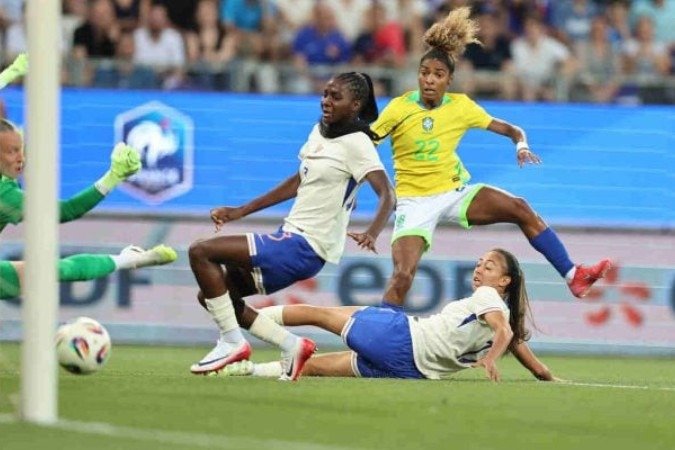 Jogadoras de França e Brasil em disputa de bola no amistoso internacional -  (crédito: Foto: Livia Villas Boas / CBF)