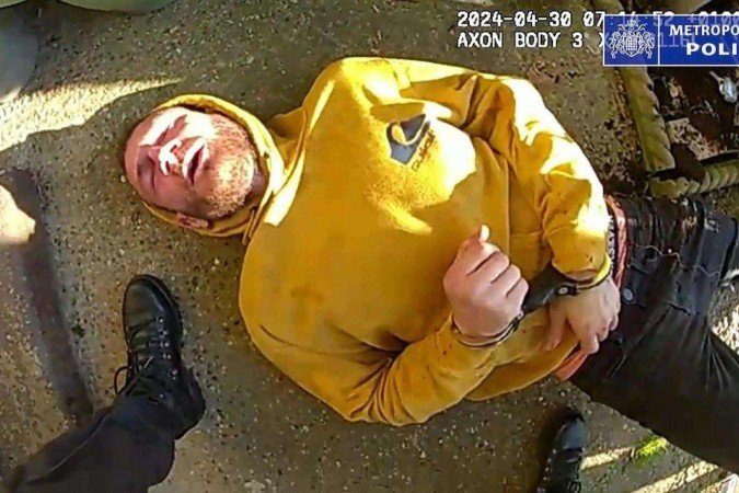 Brasileiro que matou adolescente com espada em Londres é condenado a passar décadas na prisão -  (crédito: BBC Geral)