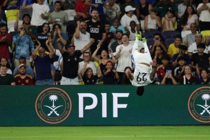 Salem Al-Dawasari celebrea seu gol dando um mortal. O Al-Hilal passa pelo Pachuca e está nas oitavas do Mundial -  (crédito: Foto: Divulgação Fifa)