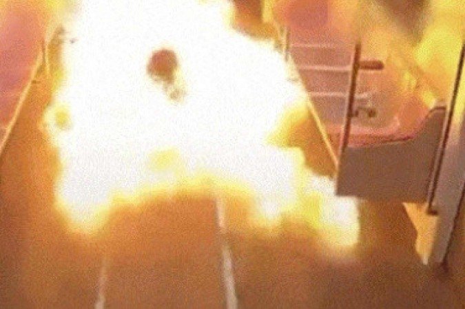 Câmeras de segurança de vagão mostram momento em que homem ateia fogo a trem de metrô em Seul, Coreia do Sul - (crédito: Divulgação/Procuradoria do Distrito Sul de Seul) Câmeras de segurança de vagão mostram momento em que homem ateia fogo a trem de metrô em Seul, Coreia do Sul - (crédito: Divulgação/Procuradoria do Distrito Sul de Seul)