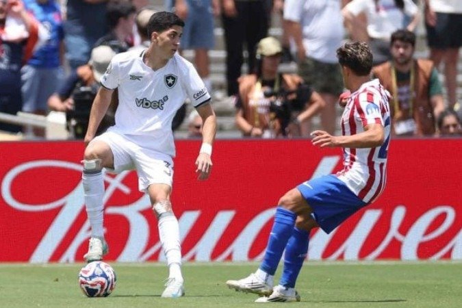 Jair em ação com a camisa do Botafogo no revés para o Atlético de Madrid -  (crédito: Foto: Vitor Silva/Botafogo)