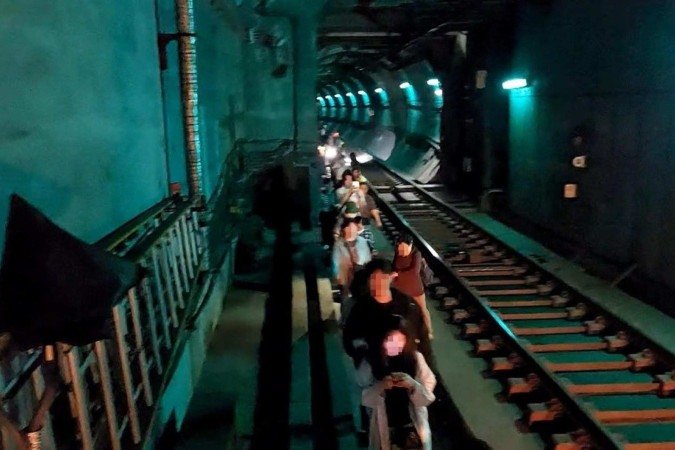 Passageiros evacuam em túnel após incêndio em trem de metrô entre as estações Yeouinaru e Mapo