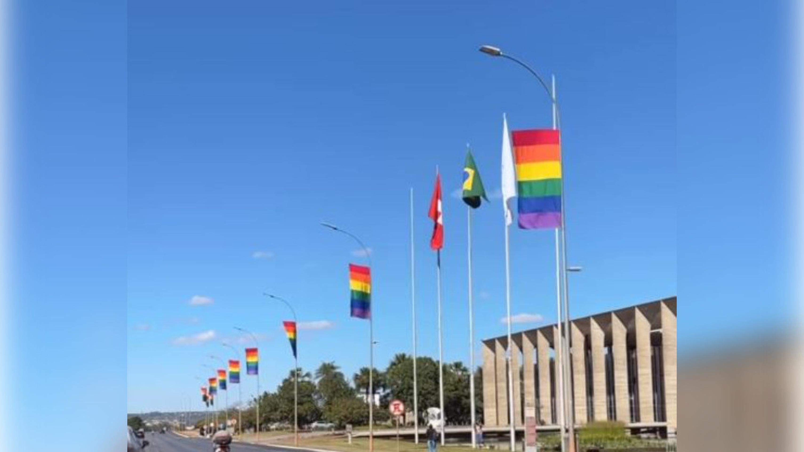 Com bandeiras, Esplanada dos Ministérios ganha cores do orgulho LGBTQIA+