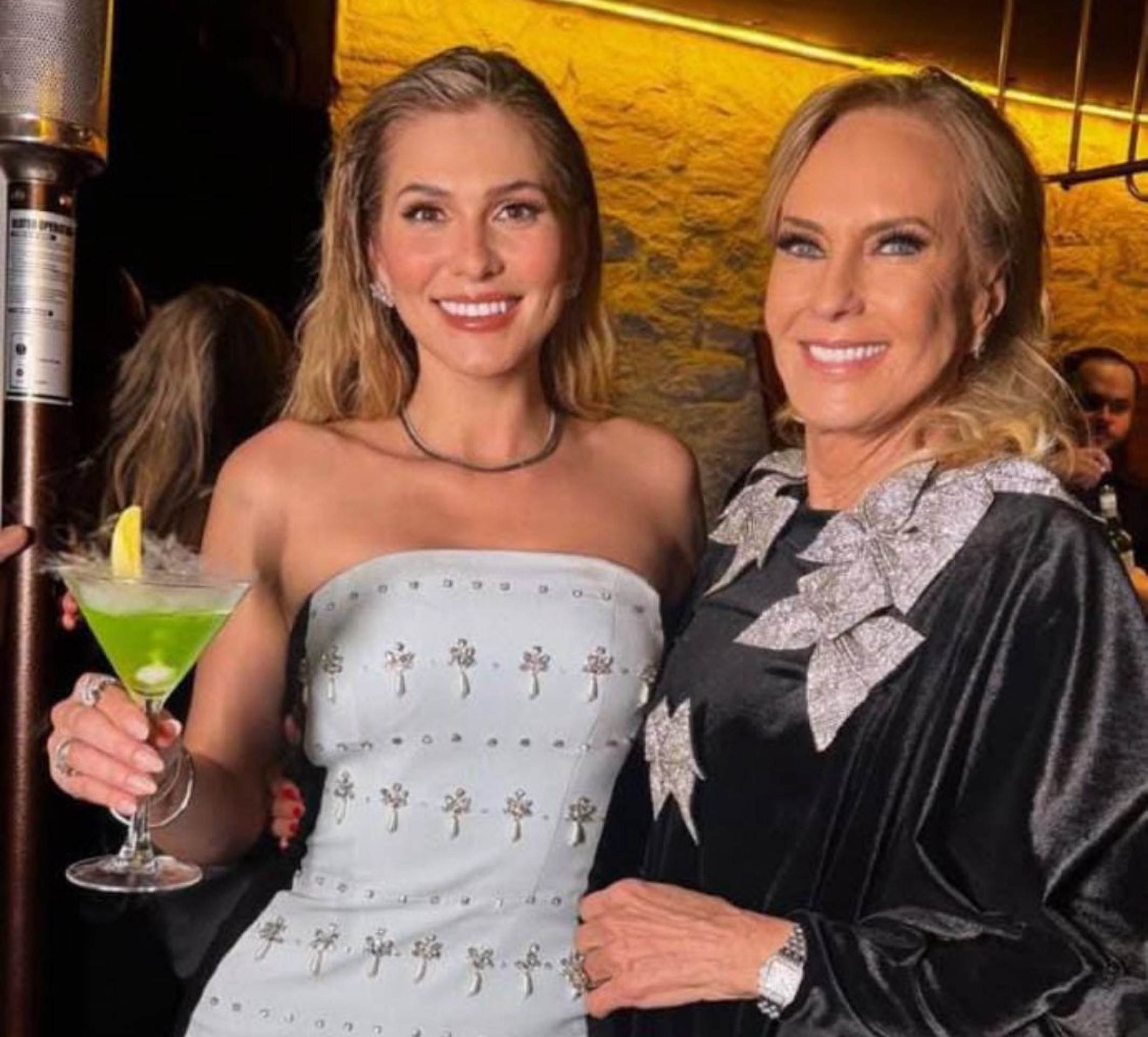 Lívia Andrade celebra nova idade com jantar místico em São Paulo