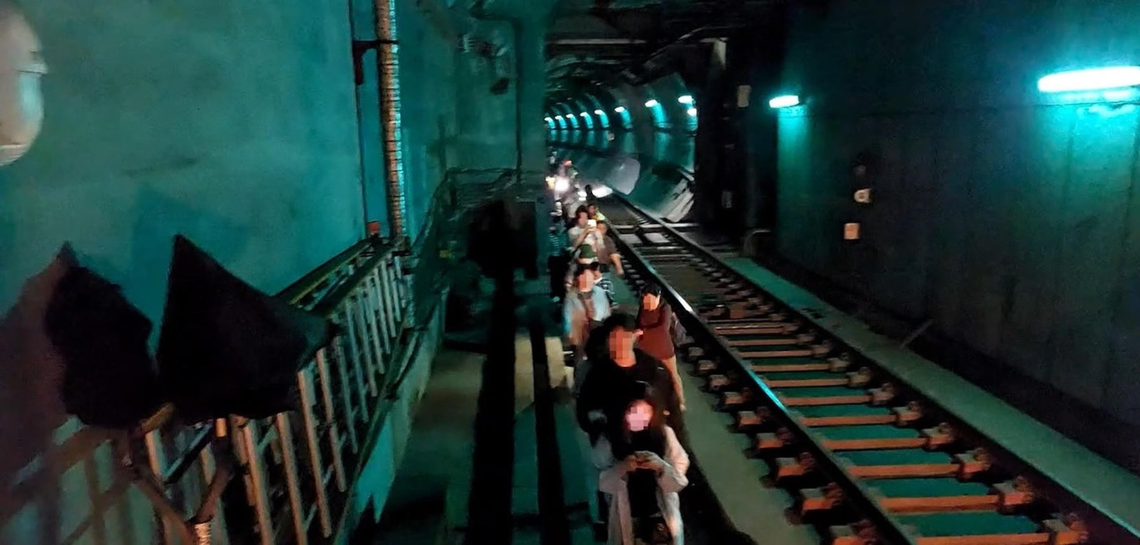 Passageiros evacuam em túnel após incêndio em trem de metrô entre as estações Yeouinaru e Mapo