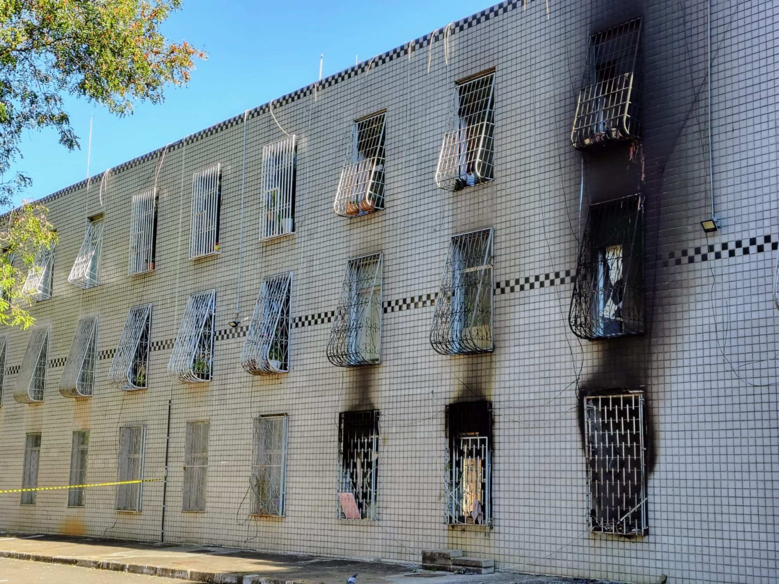 Chamas atingiram apartamento que fica no térreo do Bloco F e vitimaram um idoso, de 75 anos