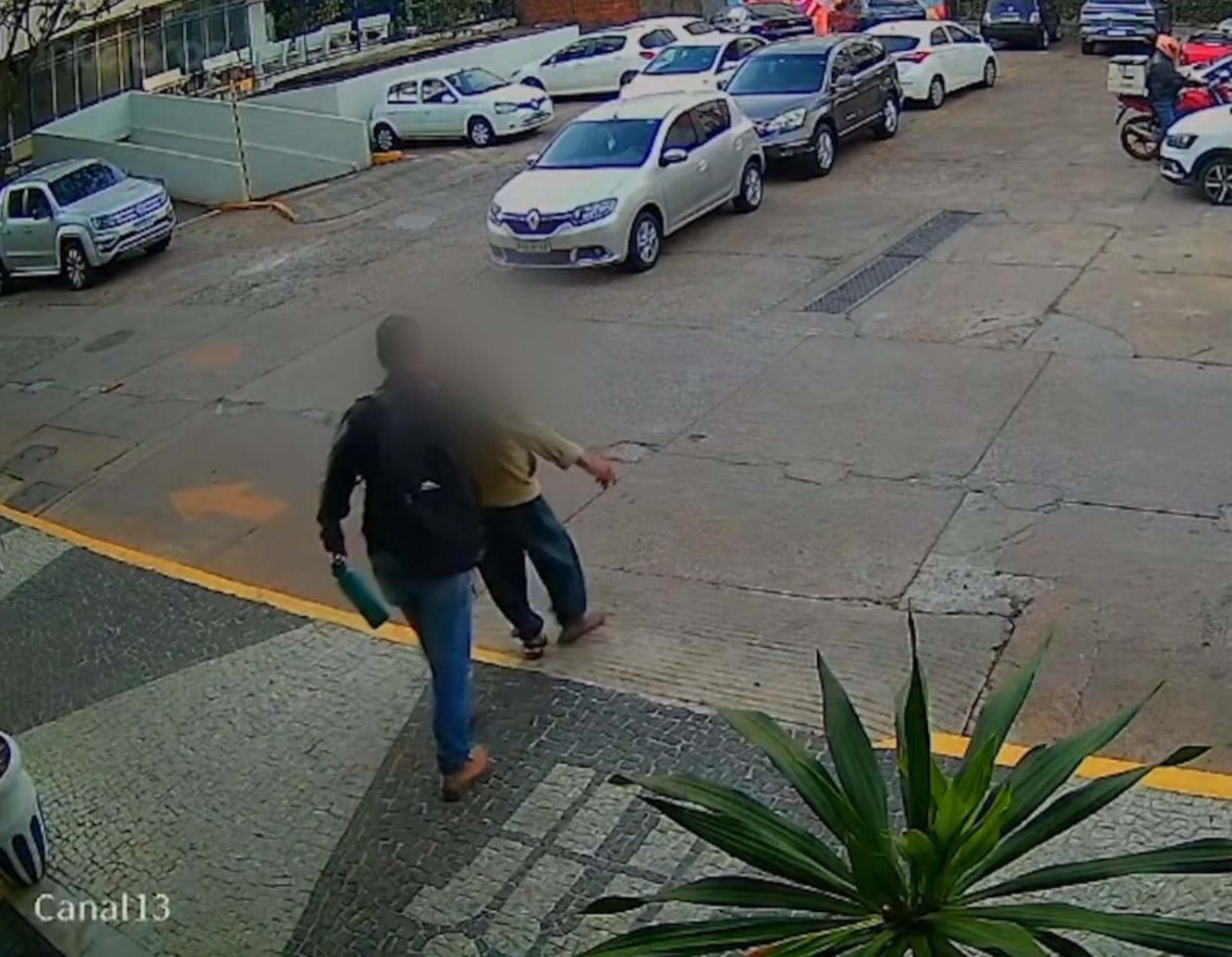 Câmeras flagram idoso sendo agredido pelo filho na Asa Sul
 -  (crédito: Material cedido ao Correio )